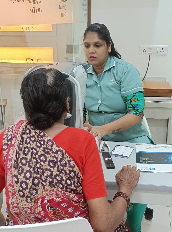 Mahavir Netralaya optometrist consulting a patient in the clinic